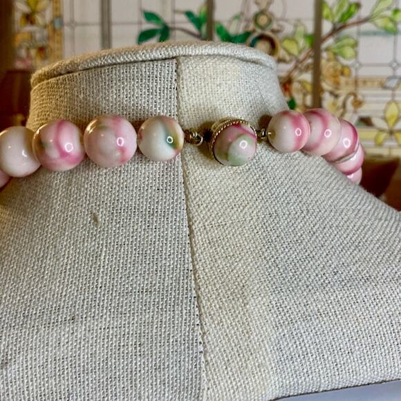 0061 Vintage 50s Hong Kong Swirled Pink & Green Acrylic Graduated Bead Necklace - Picture 3 of 6